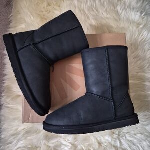 UGG CLASSIC SHORT LEATHER